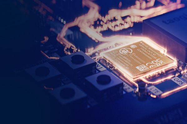 nRF9151は、完全統合された事前認証済みのSiPで、米国関税が適用されず、LTE-M/NB-IoTおよびDECT NR+をサポートし、アプリケーションMCUまたは単独のモデムとしての機能を装備